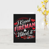I Kissed A Fireman I Liked It Firefighter Valentin Kaart (Gele Bloem)