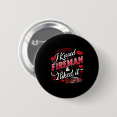 I Kissed A Fireman I Liked It Firefighter Valentin Ronde Button 5,7 Cm (Voorkant /achterkant)