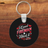 I Kissed A Fireman I Liked It Firefighter Valentin Sleutelhanger (Voorkant)