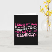 I Know My Man Is Older Than Me Somebody's Gotta Ta Kaart (Gele Bloem)