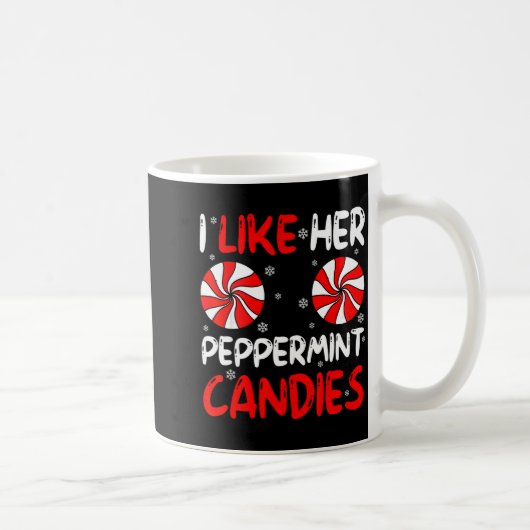 I Like Her Peppermint Candies Couple Matching Chri Koffiemok (Rechts)