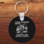 I Like Murder Shows Crochet And Maybe 3 People Sku Sleutelhanger (Voorkant)