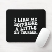 I Like My Boyfriend A Little Bit Younger Funny Gir Muismat (Met muis)