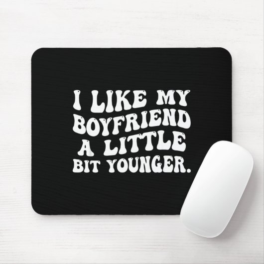 I Like My Boyfriend A Little Bit Younger Funny Gir Muismat (Met muis)