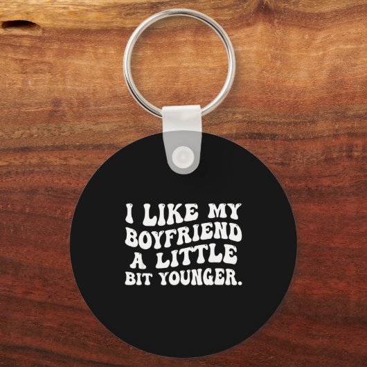 I Like My Boyfriend A Little Bit Younger Funny Gir Sleutelhanger (Voorkant)