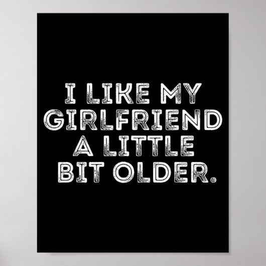 I Like My Girlfriend A Little Bit Older Funny Sayi Poster (Voorkant)