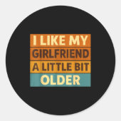 I Like My Girlfriend A Little Bit Older Funny Sayi Ronde Sticker (Voorkant)