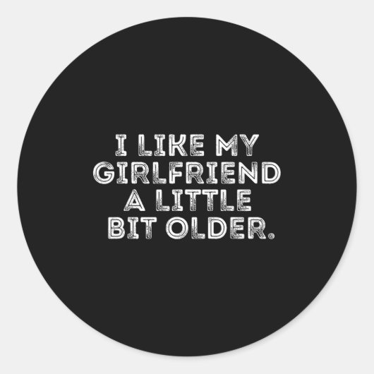 I Like My Girlfriend A Little Bit Older Funny Sayi Ronde Sticker (Voorkant)