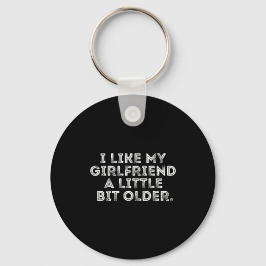 I Like My Girlfriend A Little Bit Older Funny Sayi Sleutelhanger (Voorkant)