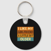 I Like My Girlfriend A Little Bit Older Funny Sayi Sleutelhanger (Voorkant)