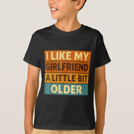 I Like My Girlfriend A Little Bit Older Funny Sayi T-shirt (Voorkant)