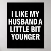 I Like My Husband A Little Bit Younger Funny Sayin Poster (Voorkant)