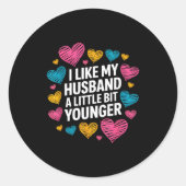I Like My Husband A Little Bit Younger Funny Sayin Ronde Sticker (Voorkant)