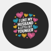 I Like My Husband A Little Bit Younger Funny Sayin Ronde Sticker (Voorkant)