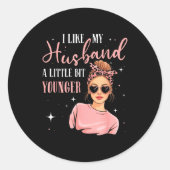I Like My Husband A Little Bit Younger Funny Sayin Ronde Sticker (Voorkant)
