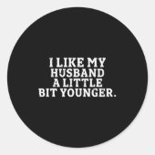 I Like My Husband A Little Bit Younger Funny Sayin Ronde Sticker (Voorkant)