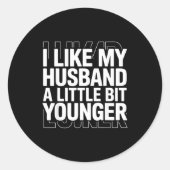 I Like My Husband A Little Bit Younger Funny Sayin Ronde Sticker (Voorkant)