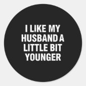 I Like My Husband A Little Bit Younger Funny Sayin Ronde Sticker (Voorkant)