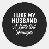 I Like My Husband A Little Bit Younger Funny Sayin Ronde Sticker (Voorkant)
