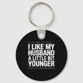 I Like My Husband A Little Bit Younger Funny Sayin Sleutelhanger (Voorkant)