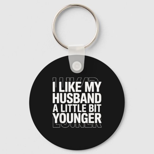 I Like My Husband A Little Bit Younger Funny Sayin Sleutelhanger (Voorkant)