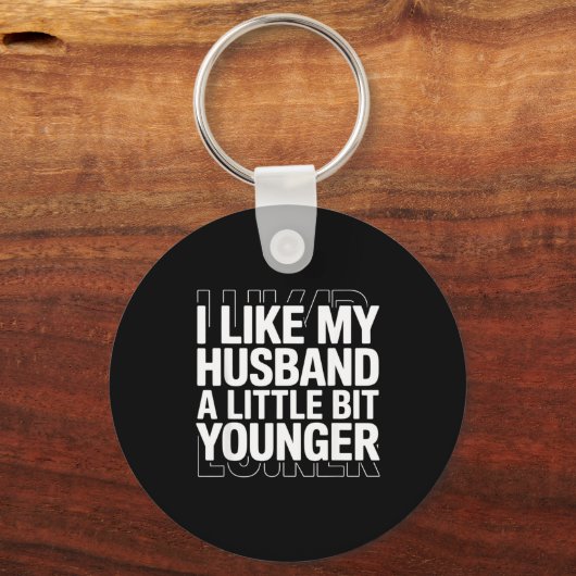 I Like My Husband A Little Bit Younger Funny Sayin Sleutelhanger (Voorkant)