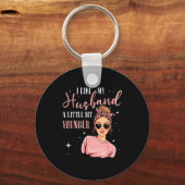 I Like My Husband A Little Bit Younger Funny Sayin Sleutelhanger (Voorkant)