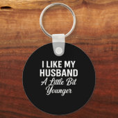 I Like My Husband A Little Bit Younger Funny Sayin Sleutelhanger (Voorkant)