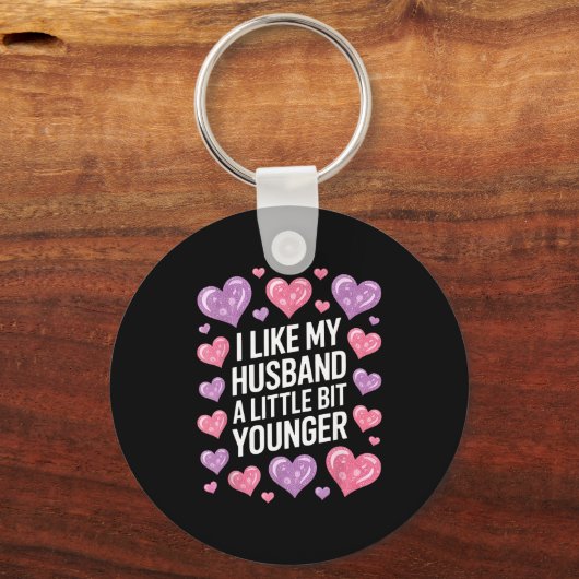 I Like My Husband A Little Bit Younger Funny Sayin Sleutelhanger (Voorkant)