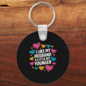 I Like My Husband A Little Bit Younger Funny Sayin Sleutelhanger (Voorkant)