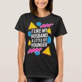 I Like My Husband A Little Bit Younger Funny Sayin T-shirt (Voorkant)
