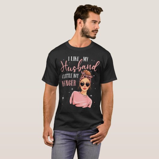 I Like My Husband A Little Bit Younger Funny Sayin T-shirt (Voorkant volledig)