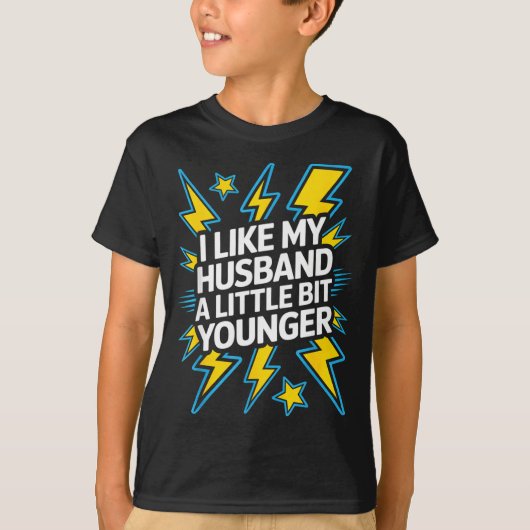 I Like My Husband A Little Bit Younger Funny Sayin T-shirt (Voorkant)
