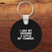 I Like My Husband A Little Bit Younger Funny Scy W Sleutelhanger (Voorkant)
