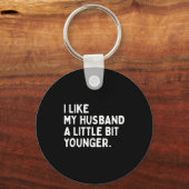 I Like My Husband A Little Bit Younger Funny Wife  Sleutelhanger (Voorkant)