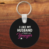 I Like My Husband A Little Bit Younger Sleutelhanger (Voorkant)