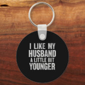 I Like My Husband A Little Bit Younger Sleutelhanger (Voorkant)