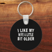 I Like My Wife A Little Bit Older Funny Humor Husb Sleutelhanger (Voorkant)