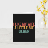 I Like My Wife A Little Bit Older Funny Husband Sa Kaart (Gele Bloem)