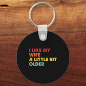 I Like My Wife A Little Bit Older Funny Saying Men Sleutelhanger (Voorkant)
