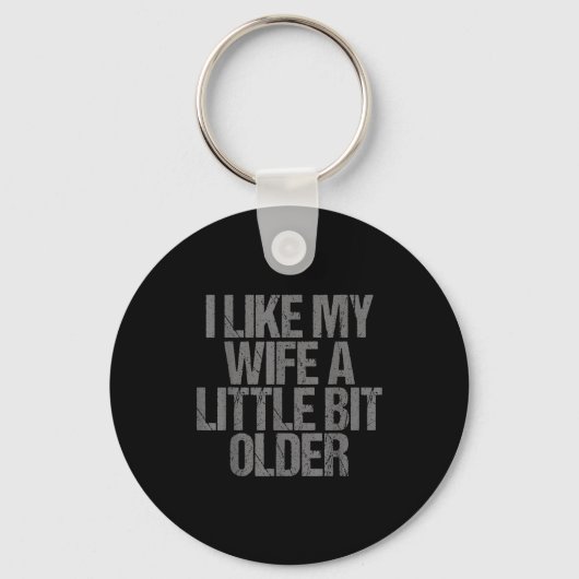 I Like My Wife A Little Bit Older Funny Saying  Sleutelhanger (Voorkant)