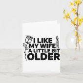 I Like My Wife A Little Bit Older Funny Saying Wom Kaart (Gele Bloem)