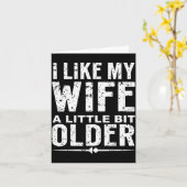 I Like My Wife A Little Bit Older Funny Saying Wom Kaart (Gele Bloem)