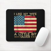 I Like My Wife A Little Bit Older Funny Saying Wom Muismat (Met muis)
