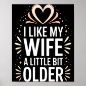 I Like My Wife A Little Bit Older Funny Saying Wom Poster (Voorkant)