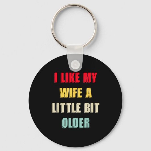 I Like My Wife A Little Bit Older Funny Saying Wom Sleutelhanger (Voorkant)