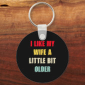 I Like My Wife A Little Bit Older Funny Saying Wom Sleutelhanger (Voorkant)