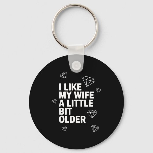 I Like My Wife A Little Bit Older Funny Saying Wom Sleutelhanger (Voorkant)