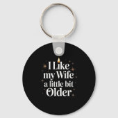 I Like My Wife A Little Bit Older Funny Saying Wom Sleutelhanger (Voorkant)