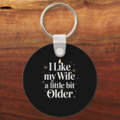 I Like My Wife A Little Bit Older Funny Saying Wom Sleutelhanger (Voorkant)